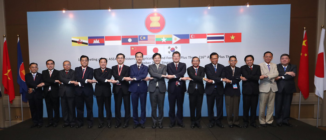 Minister for National Development & Second Minister for Finance, Mr Lawrence Wong and Minister of State for National Development & Trade and Industry, Dr Koh Poh Koon with ASEAN ministers.